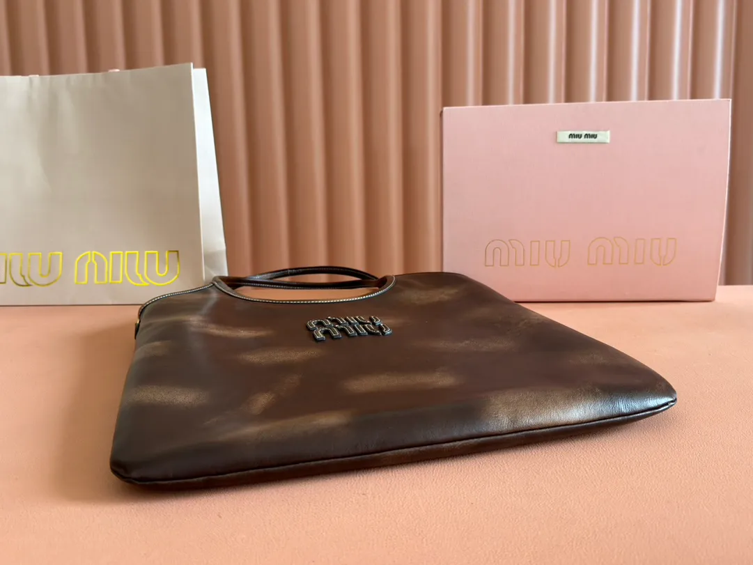 p1500. 💋💋💋"With full set of original counter packaging"💕 M's new hobo tote armpit bag, a limited edition of the autumn and winter series, this design allows more girls to easily control the fashion sense of efor. The back can actually make the side of the person look very thin, and the weight of the bag is also very light. The length will not weigh you down, it is deeply planted, a must-have for daily commuting. You can't go wrong with personal clothes. It is light and simple, the design is very practical and the capacity is large. Model: 5BG231. Dimensions: Bottom length 35x height 40x wrist height 60cm. Color: brown/original leather. Made in Italy