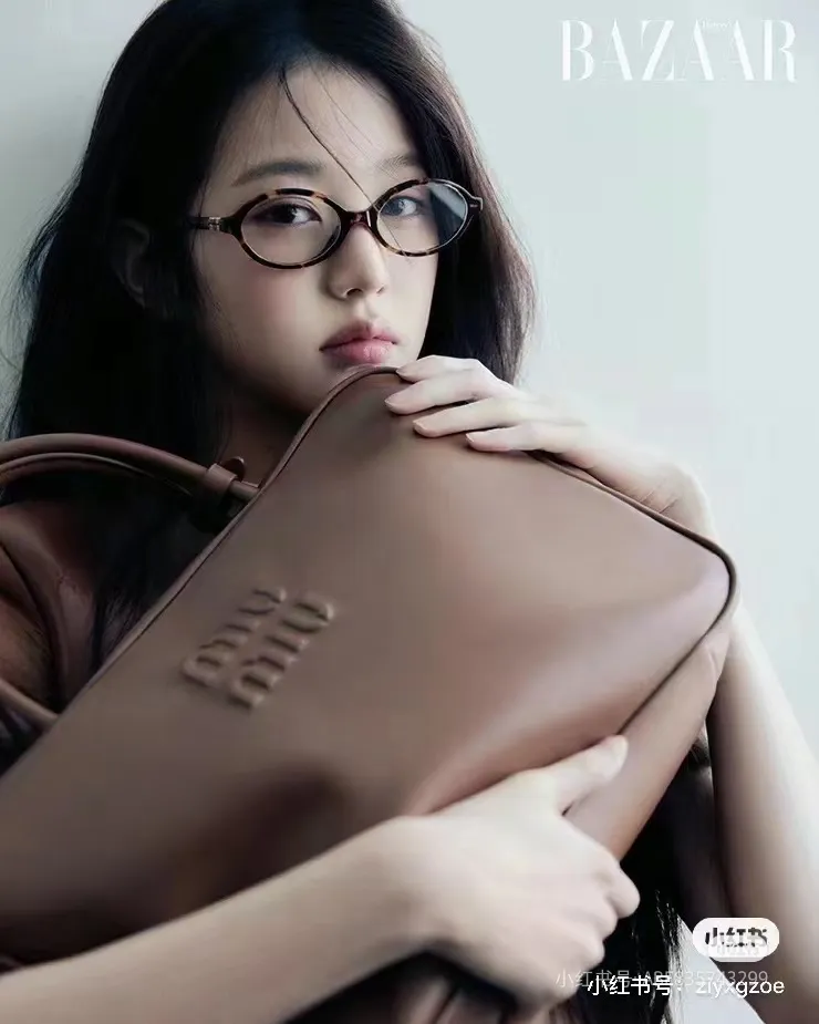 p2000. MIU new product [Original leather with counter packaging] Beau cow leather second generation handbag/with shoulder strap ~ Cognac color [New version briefcase] This Beau handbag is made of soft and smooth cow leather, with exquisite details such as gold-plated hardware and accessories, and the embossed letter logo highlights the classic style. Size:W34×H23×D10cm