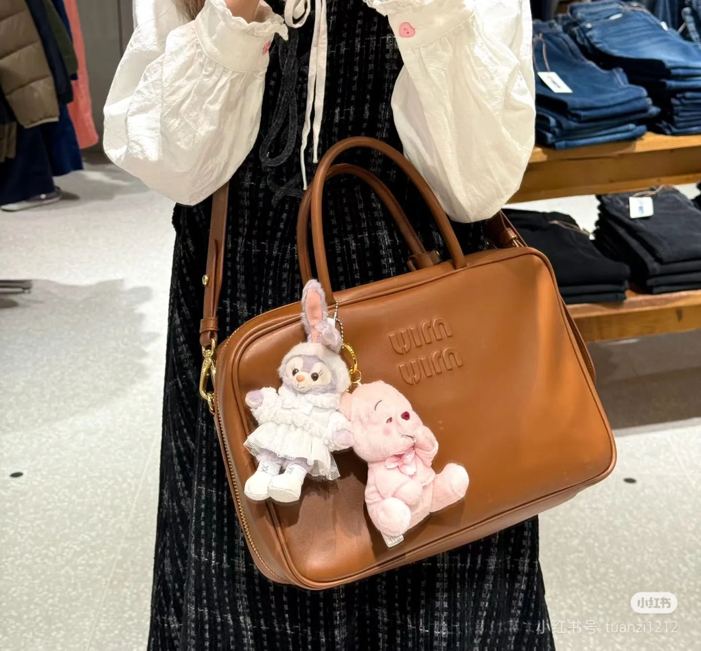 p2000. MIU new product [Original leather with counter packaging] Beau cow leather second generation handbag/with shoulder strap ~ Cognac color [New version briefcase] This Beau handbag is made of soft and smooth cow leather, with exquisite details such as gold-plated hardware and accessories, and the embossed letter logo highlights the classic style. Size:W34×H23×D10cm