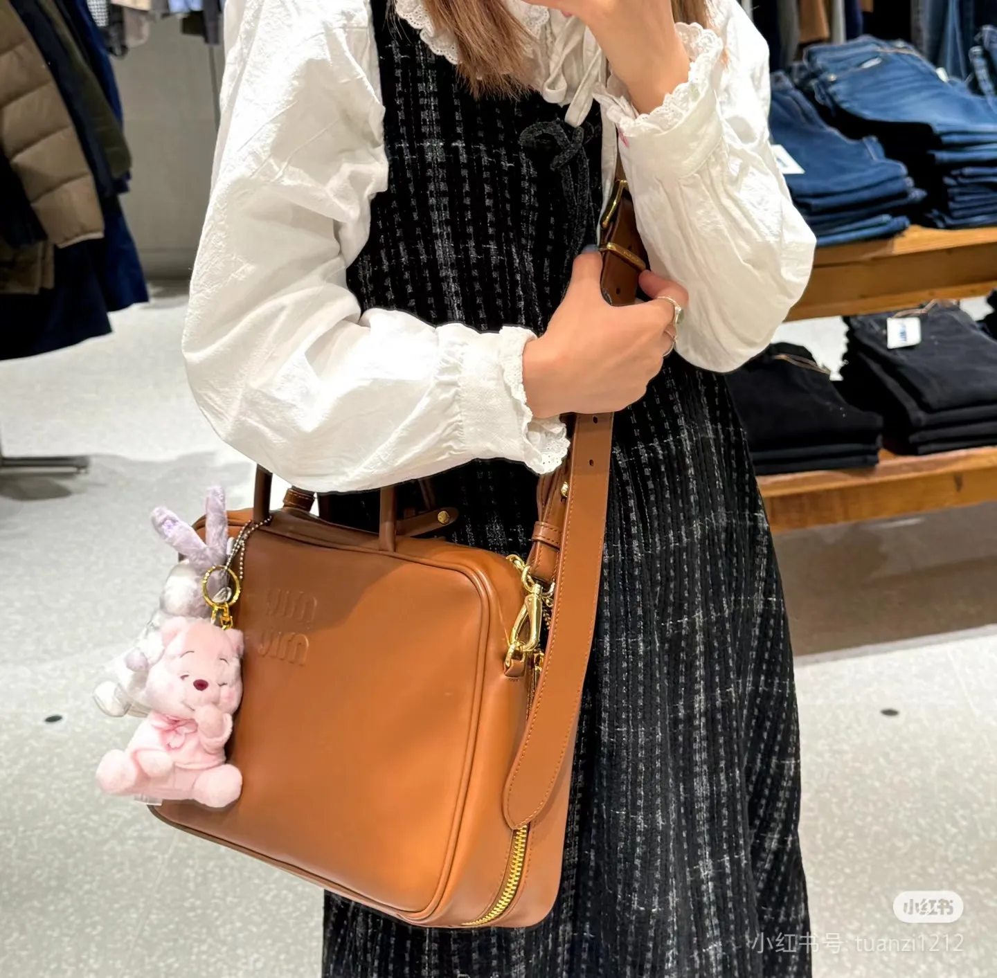 p2000. MIU new product [Original leather with counter packaging] Beau cow leather second generation handbag/with shoulder strap ~ Cognac color [New version briefcase] This Beau handbag is made of soft and smooth cow leather, with exquisite details such as gold-plated hardware and accessories, and the embossed letter logo highlights the classic style. Size:W34×H23×D10cm