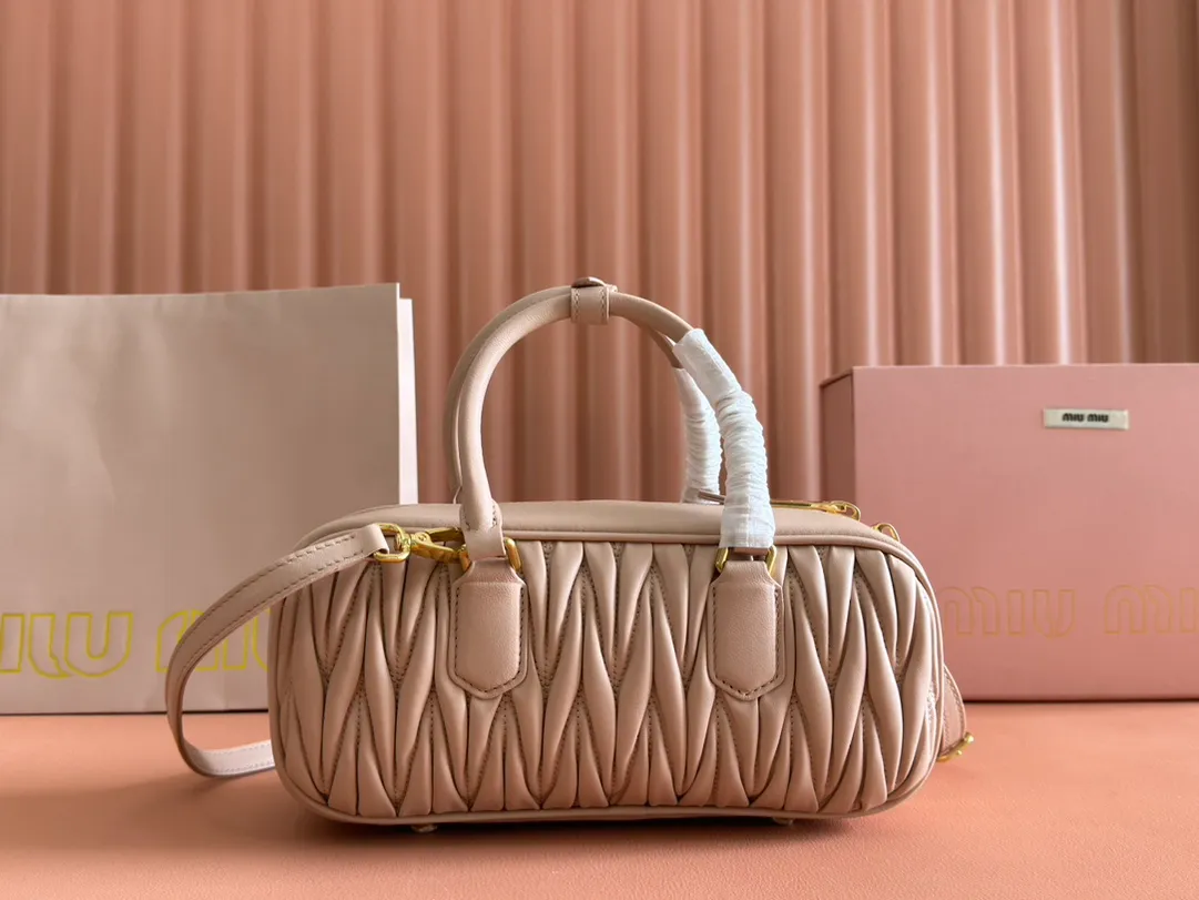 💋💋💋p1800【Premium Hardware Original Leather】Arcadie Cow Leather Medium (27cm) Bowling Tote/Crossbody Bag～Sheepskin Fold This Arcadic handbag demonstrates the unique concept that fashion is a tool that translates the reflection of reality into material form. The letter logo that complements the finish of the metal hardware accessories is exquisitely crafted and demonstrates a highly recognizable classic style. Dynamic and elegant lines with adjustable and detachable shoulder straps present a practical and versatile design with modern charm. ～Detachable and adjustable shoulder strap ～Zipper closure ～Painted metal letter logo on the front ～Lined with zippered pocket ～Comes with foot studs Size: W27×H12×D9cm No.: 5BB148