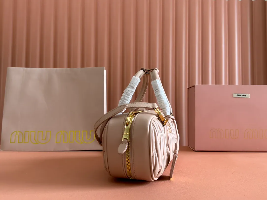 💋💋💋p1800【Premium Hardware Original Leather】Arcadie Cow Leather Medium (27cm) Bowling Tote/Crossbody Bag～Sheepskin Fold This Arcadic handbag demonstrates the unique concept that fashion is a tool that translates the reflection of reality into material form. The letter logo that complements the finish of the metal hardware accessories is exquisitely crafted and demonstrates a highly recognizable classic style. Dynamic and elegant lines with adjustable and detachable shoulder straps present a practical and versatile design with modern charm. ～Detachable and adjustable shoulder strap ～Zipper closure ～Painted metal letter logo on the front ～Lined with zippered pocket ～Comes with foot studs Size: W27×H12×D9cm No.: 5BB148
