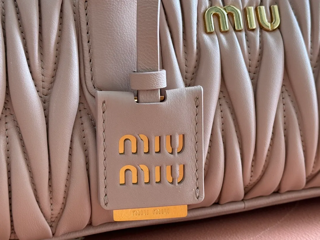💋💋💋p1800【Premium Hardware Original Leather】Arcadie Cow Leather Medium (27cm) Bowling Tote/Crossbody Bag～Sheepskin Fold This Arcadic handbag demonstrates the unique concept that fashion is a tool that translates the reflection of reality into material form. The letter logo that complements the finish of the metal hardware accessories is exquisitely crafted and demonstrates a highly recognizable classic style. Dynamic and elegant lines with adjustable and detachable shoulder straps present a practical and versatile design with modern charm. ～Detachable and adjustable shoulder strap ～Zipper closure ～Painted metal letter logo on the front ～Lined with zippered pocket ～Comes with foot studs Size: W27×H12×D9cm No.: 5BB148