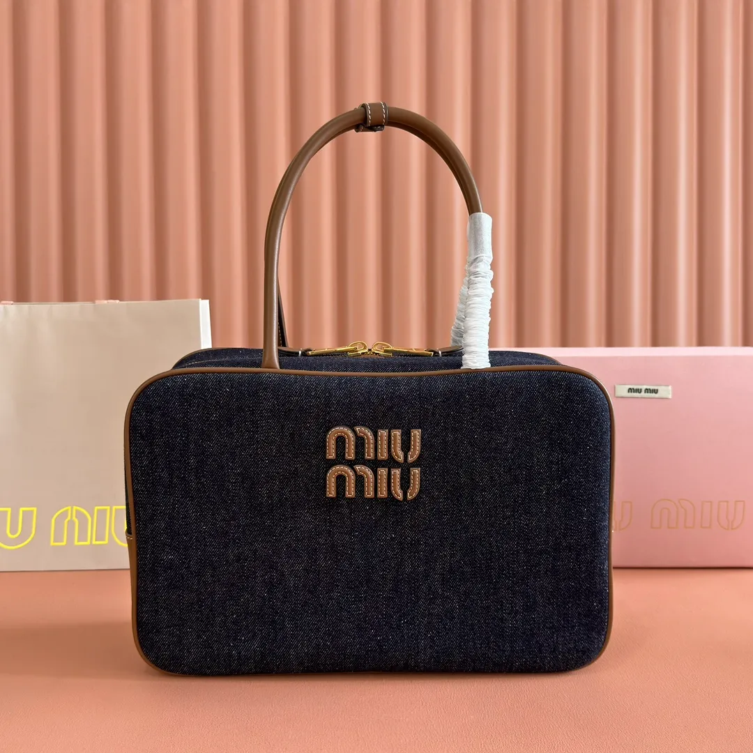 p1560MiuMiu [Original linen briefcase] A complete fusion of fashion and classics, it is the next big hit. Wool fabric is paired with calfskin. The texture is soft and durable. It is lighter and more versatile than the all-leather model, both in appearance and practicality. They are all amazing. The three-generation long handle design is easy to carry on the shoulder. The large design has sufficient capacity and can easily hold various necessities. It is a perfect choice whether for work or travel. The new satin lining is more beautiful and durable. Models: 5bb117, 5bb163. Size: 34X23X12cm.