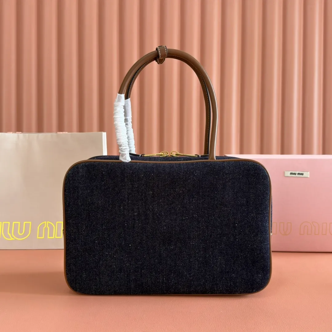p1560MiuMiu [Original linen briefcase] A complete fusion of fashion and classics, it is the next big hit. Wool fabric is paired with calfskin. The texture is soft and durable. It is lighter and more versatile than the all-leather model, both in appearance and practicality. They are all amazing. The three-generation long handle design is easy to carry on the shoulder. The large design has sufficient capacity and can easily hold various necessities. It is a perfect choice whether for work or travel. The new satin lining is more beautiful and durable. Models: 5bb117, 5bb163. Size: 34X23X12cm.