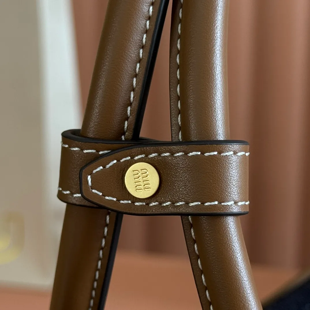 p1560MiuMiu [Original linen briefcase] A complete fusion of fashion and classics, it is the next big hit. Wool fabric is paired with calfskin. The texture is soft and durable. It is lighter and more versatile than the all-leather model, both in appearance and practicality. They are all amazing. The three-generation long handle design is easy to carry on the shoulder. The large design has sufficient capacity and can easily hold various necessities. It is a perfect choice whether for work or travel. The new satin lining is more beautiful and durable. Models: 5bb117, 5bb163. Size: 34X23X12cm.