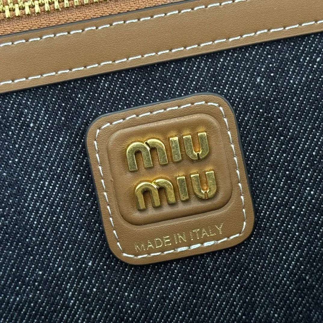 p1560MiuMiu [Original linen briefcase] A complete fusion of fashion and classics, it is the next big hit. Wool fabric is paired with calfskin. The texture is soft and durable. It is lighter and more versatile than the all-leather model, both in appearance and practicality. They are all amazing. The three-generation long handle design is easy to carry on the shoulder. The large design has sufficient capacity and can easily hold various necessities. It is a perfect choice whether for work or travel. The new satin lining is more beautiful and durable. Models: 5bb117, 5bb163. Size: 34X23X12cm.