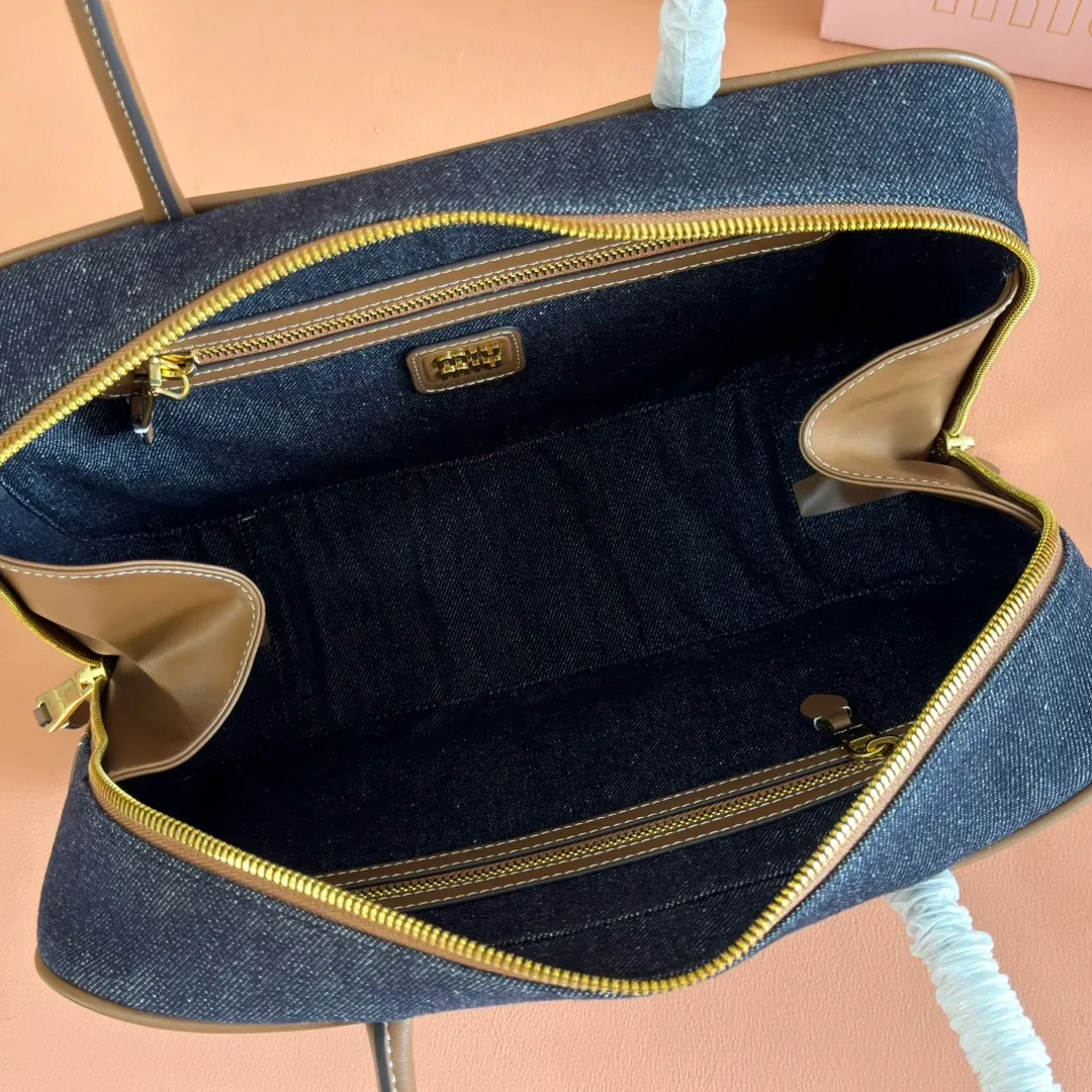 p1560MiuMiu [Original linen briefcase] A complete fusion of fashion and classics, it is the next big hit. Wool fabric is paired with calfskin. The texture is soft and durable. It is lighter and more versatile than the all-leather model, both in appearance and practicality. They are all amazing. The three-generation long handle design is easy to carry on the shoulder. The large design has sufficient capacity and can easily hold various necessities. It is a perfect choice whether for work or travel. The new satin lining is more beautiful and durable. Models: 5bb117, 5bb163. Size: 34X23X12cm.