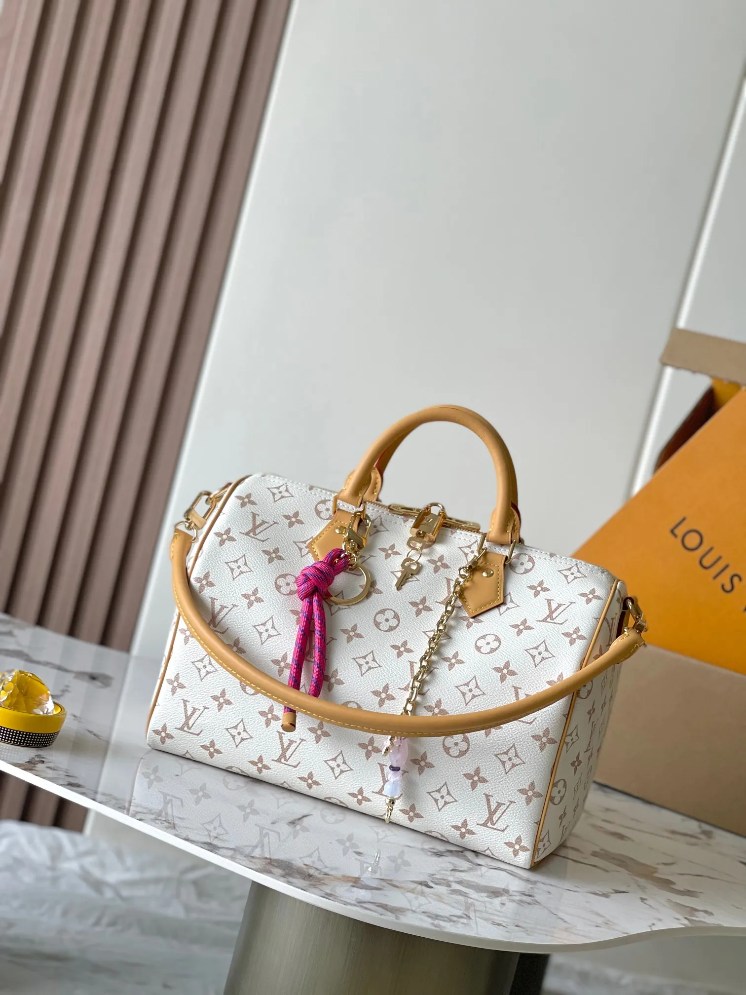 p1940 [Special grade MB163c chip version original leather] SPEEDY SOFT 30 LUCKY handbag Model: M15108 white flower Material: A-grade all-steel hardware, imported original fabric Packaging: full set of original duty-free MB packaging Size: 30x21x17cm