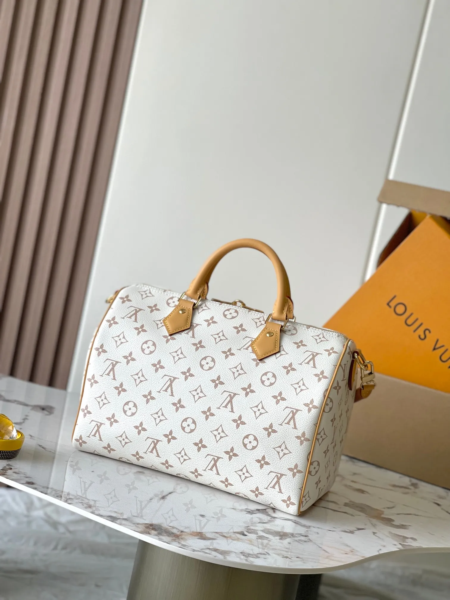 p1940 [Special grade MB163c chip version original leather] SPEEDY SOFT 30 LUCKY handbag Model: M15108 white flower Material: A-grade all-steel hardware, imported original fabric Packaging: full set of original duty-free MB packaging Size: 30x21x17cm