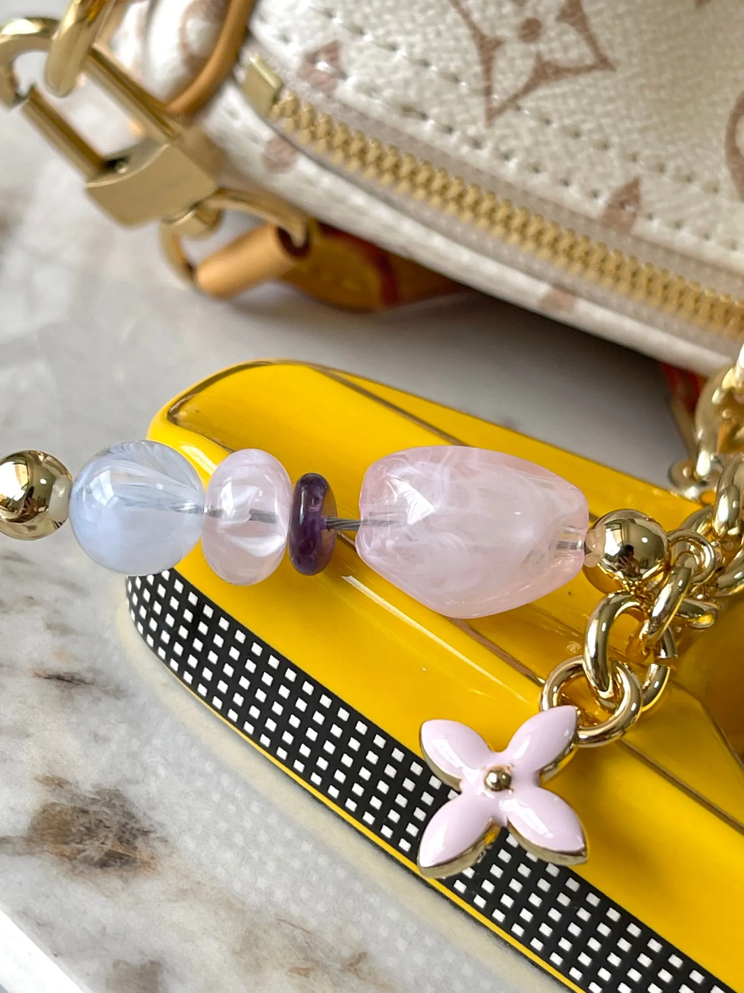 p1940 [Special grade MB163c chip version original leather] SPEEDY SOFT 30 LUCKY handbag Model: M15108 white flower Material: A-grade all-steel hardware, imported original fabric Packaging: full set of original duty-free MB packaging Size: 30x21x17cm