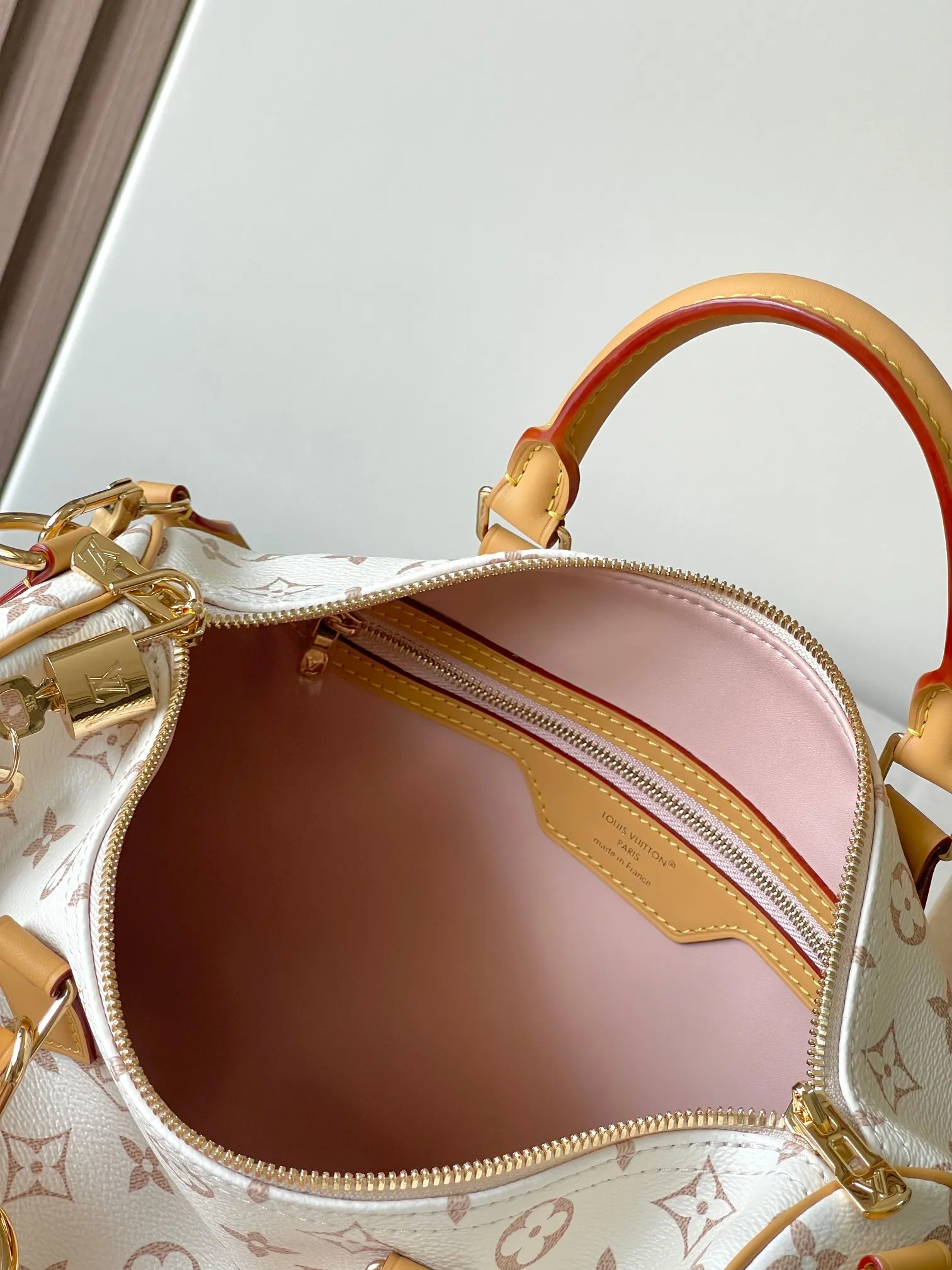 p1940 [Special grade MB163c chip version original leather] SPEEDY SOFT 30 LUCKY handbag Model: M15108 white flower Material: A-grade all-steel hardware, imported original fabric Packaging: full set of original duty-free MB packaging Size: 30x21x17cm