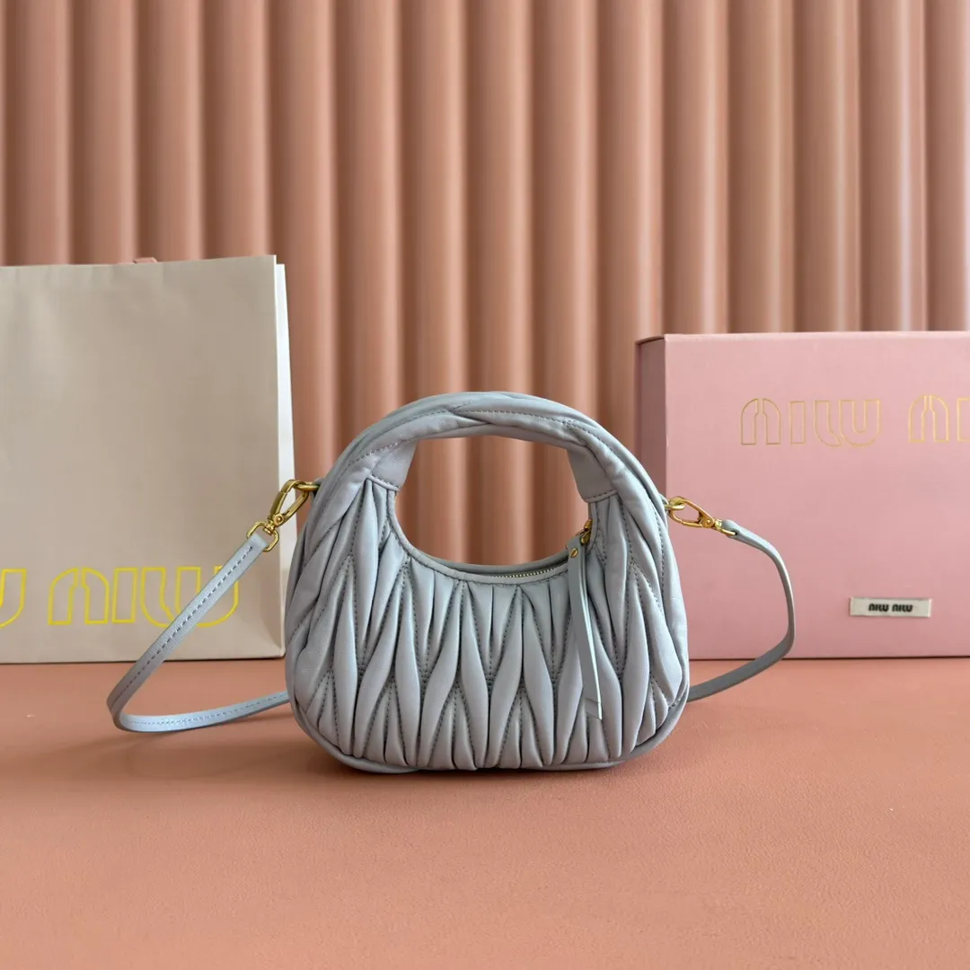 p1460💋💋💋 Equipped with a full set of packaging at the counter [Special grade hardware original leather] Wander Matelasse sheepskin Hobo mini handbag/crossbody bag ~ The golden sheepskin Wander handbag has become one of the classic accessories. This mini handbag is made of Matalasse sheep leather, using exquisite craftsmanship to create a three-dimensional effect, showing exquisite elegance. Presenting the Hobo bag style, blending retro style and modern elegance, it has become a new synonym for modern femininity. ～Golden hardware ～Zipper closure ～Metal lettering logo on the front ～Cotton satin lining Size: W17.5×H14×D5.5cm Number: 5BP156