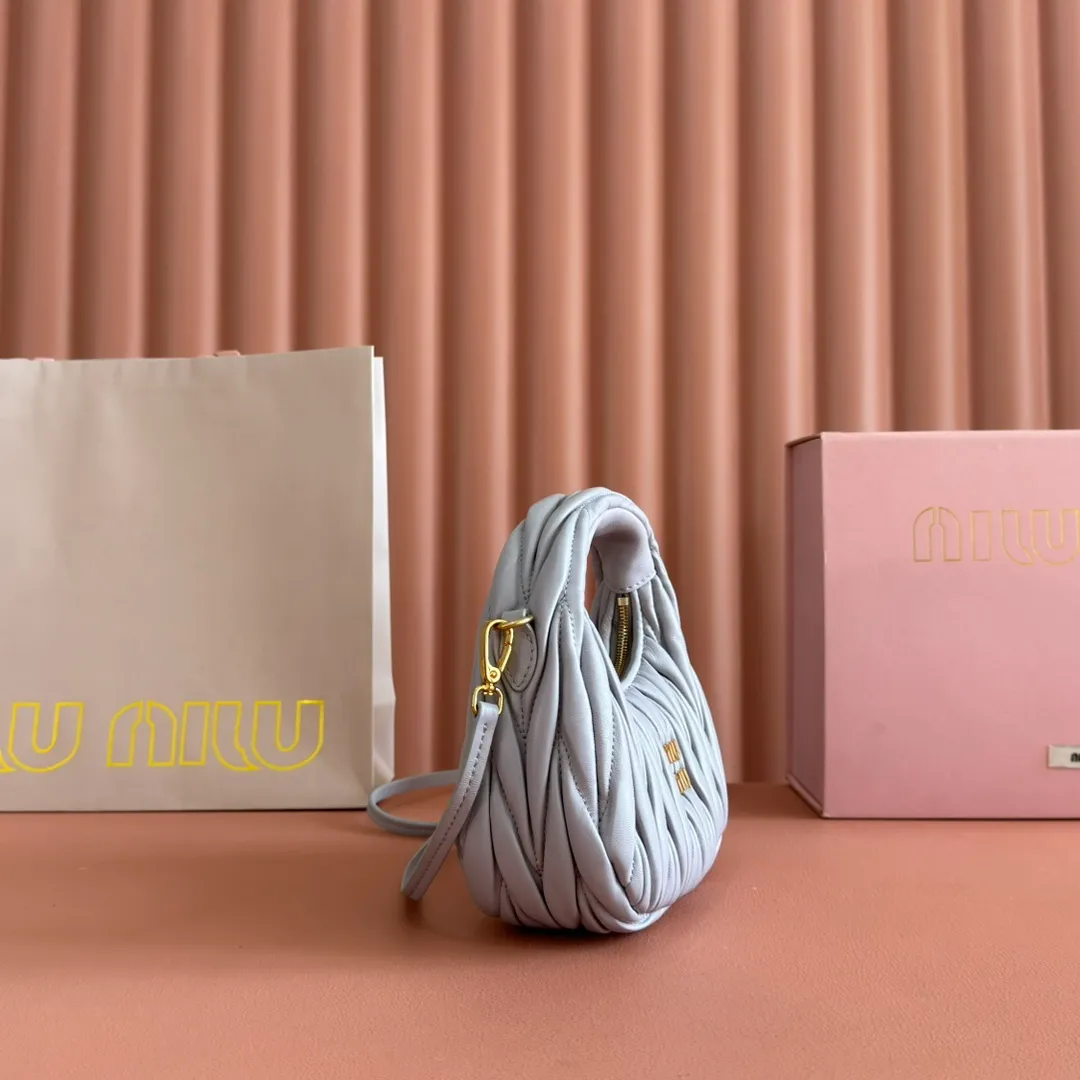 p1460💋💋💋 Equipped with a full set of packaging at the counter [Special grade hardware original leather] Wander Matelasse sheepskin Hobo mini handbag/crossbody bag ~ The golden sheepskin Wander handbag has become one of the classic accessories. This mini handbag is made of Matalasse sheep leather, using exquisite craftsmanship to create a three-dimensional effect, showing exquisite elegance. Presenting the Hobo bag style, blending retro style and modern elegance, it has become a new synonym for modern femininity. ～Golden hardware ～Zipper closure ～Metal lettering logo on the front ～Cotton satin lining Size: W17.5×H14×D5.5cm Number: 5BP156