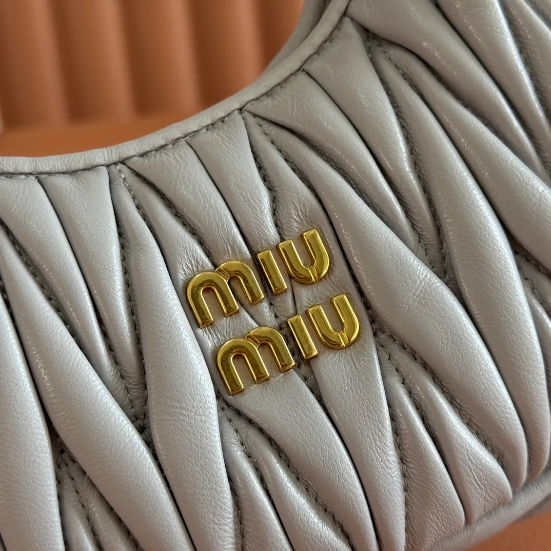 p1460💋💋💋 Equipped with a full set of packaging at the counter [Special grade hardware original leather] Wander Matelasse sheepskin Hobo mini handbag/crossbody bag ~ The golden sheepskin Wander handbag has become one of the classic accessories. This mini handbag is made of Matalasse sheep leather, using exquisite craftsmanship to create a three-dimensional effect, showing exquisite elegance. Presenting the Hobo bag style, blending retro style and modern elegance, it has become a new synonym for modern femininity. ～Golden hardware ～Zipper closure ～Metal lettering logo on the front ～Cotton satin lining Size: W17.5×H14×D5.5cm Number: 5BP156