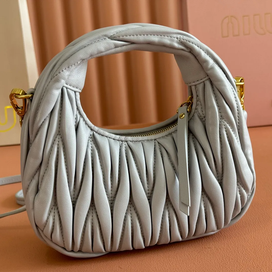 p1460💋💋💋 Equipped with a full set of packaging at the counter [Special grade hardware original leather] Wander Matelasse sheepskin Hobo mini handbag/crossbody bag ~ The golden sheepskin Wander handbag has become one of the classic accessories. This mini handbag is made of Matalasse sheep leather, using exquisite craftsmanship to create a three-dimensional effect, showing exquisite elegance. Presenting the Hobo bag style, blending retro style and modern elegance, it has become a new synonym for modern femininity. ～Golden hardware ～Zipper closure ～Metal lettering logo on the front ～Cotton satin lining Size: W17.5×H14×D5.5cm Number: 5BP156