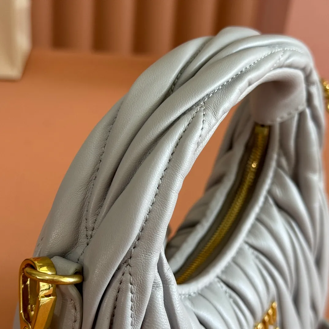 p1460💋💋💋 Equipped with a full set of packaging at the counter [Special grade hardware original leather] Wander Matelasse sheepskin Hobo mini handbag/crossbody bag ~ The golden sheepskin Wander handbag has become one of the classic accessories. This mini handbag is made of Matalasse sheep leather, using exquisite craftsmanship to create a three-dimensional effect, showing exquisite elegance. Presenting the Hobo bag style, blending retro style and modern elegance, it has become a new synonym for modern femininity. ～Golden hardware ～Zipper closure ～Metal lettering logo on the front ～Cotton satin lining Size: W17.5×H14×D5.5cm Number: 5BP156