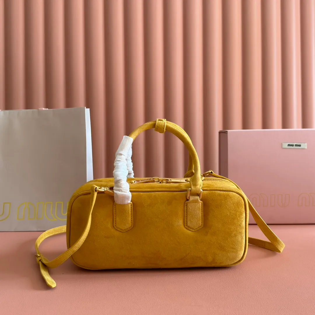 💋💋💋p1600【Premium hardware original leather】Arcadie cow leather medium (27cm) bowling handbag/crossbody bag ~ cognac color cowhide This Arcadic handbag demonstrates the unique concept that fashion is a tool that translates the reflection of reality into material form. The letter logo that complements the finish of the metal hardware accessories is exquisitely crafted and demonstrates a highly recognizable classic style. Dynamic and elegant lines with adjustable and detachable shoulder straps present a practical and versatile design with modern charm. ～Detachable and adjustable shoulder strap ～Zipper closure ～Painted metal letter logo on the front ～Lined with zippered pocket ～Comes with foot studs Size: W27×H12×D9cm No.: 5BB148