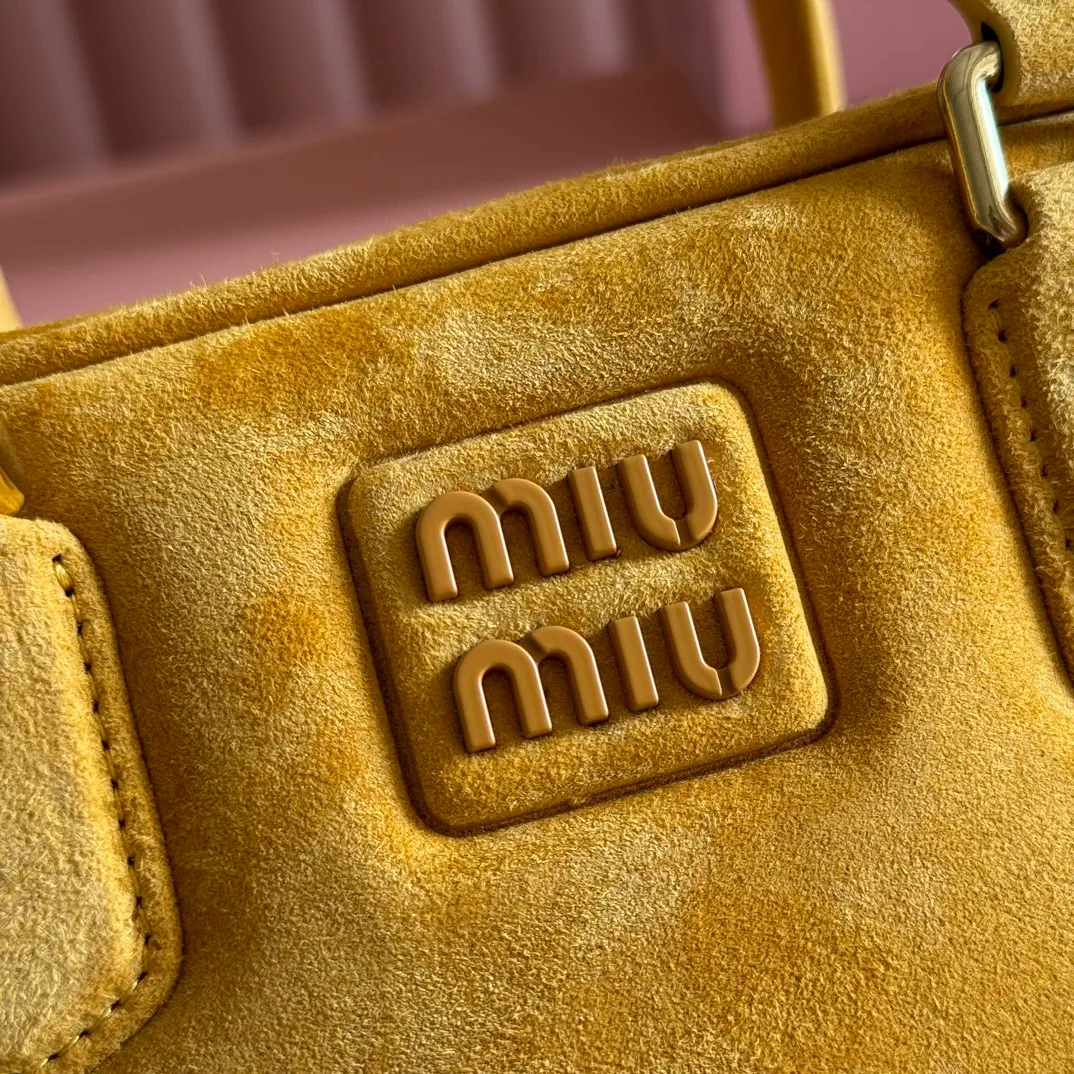 💋💋💋p1600【Premium hardware original leather】Arcadie cow leather medium (27cm) bowling handbag/crossbody bag ~ cognac color cowhide This Arcadic handbag demonstrates the unique concept that fashion is a tool that translates the reflection of reality into material form. The letter logo that complements the finish of the metal hardware accessories is exquisitely crafted and demonstrates a highly recognizable classic style. Dynamic and elegant lines with adjustable and detachable shoulder straps present a practical and versatile design with modern charm. ～Detachable and adjustable shoulder strap ～Zipper closure ～Painted metal letter logo on the front ～Lined with zippered pocket ～Comes with foot studs Size: W27×H12×D9cm No.: 5BB148