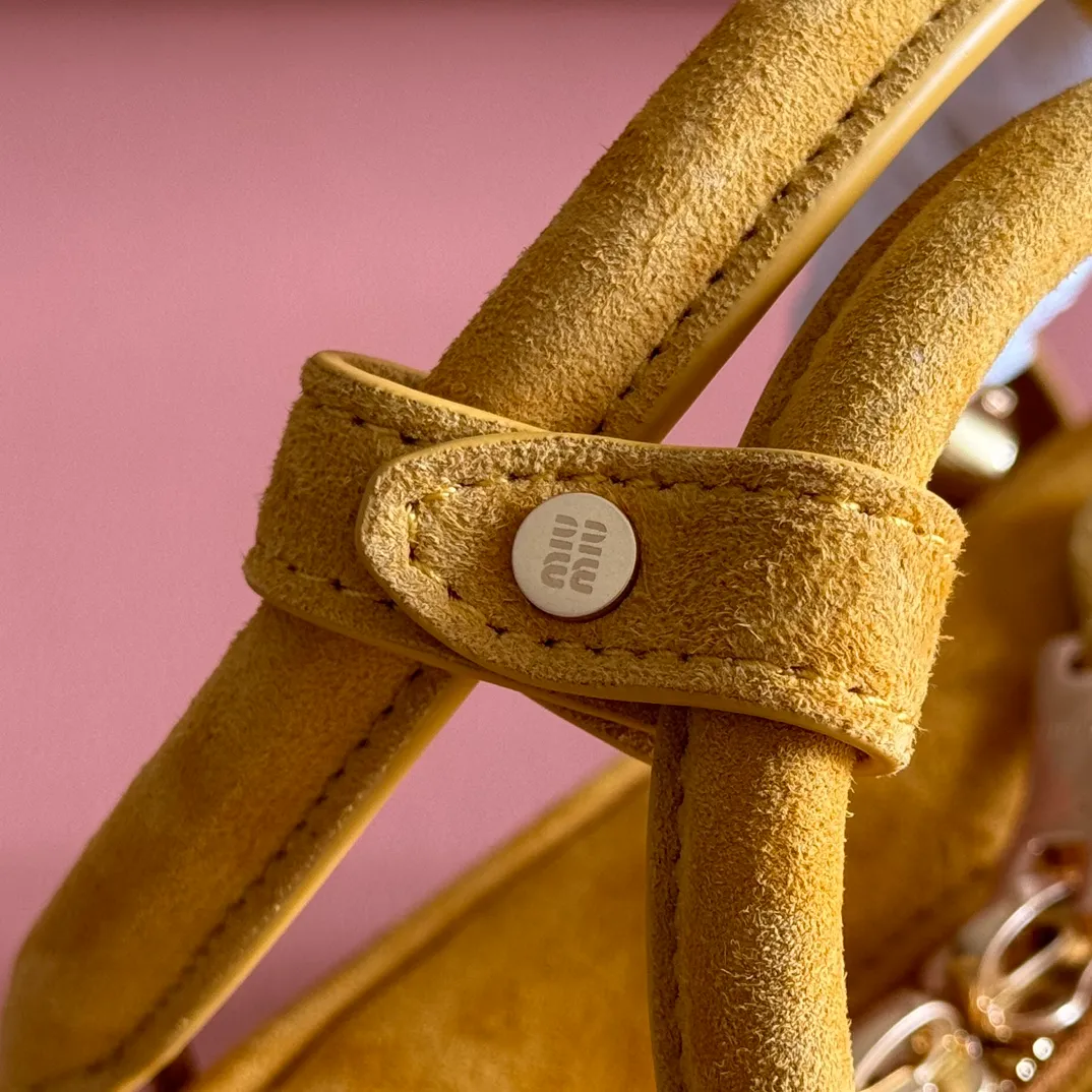 💋💋💋p1600【Premium hardware original leather】Arcadie cow leather medium (27cm) bowling handbag/crossbody bag ~ cognac color cowhide This Arcadic handbag demonstrates the unique concept that fashion is a tool that translates the reflection of reality into material form. The letter logo that complements the finish of the metal hardware accessories is exquisitely crafted and demonstrates a highly recognizable classic style. Dynamic and elegant lines with adjustable and detachable shoulder straps present a practical and versatile design with modern charm. ～Detachable and adjustable shoulder strap ～Zipper closure ～Painted metal letter logo on the front ～Lined with zippered pocket ～Comes with foot studs Size: W27×H12×D9cm No.: 5BB148