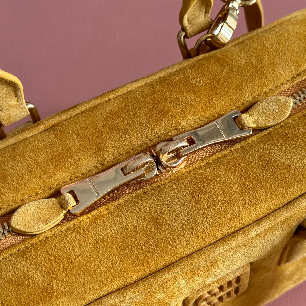 💋💋💋p1600【Premium hardware original leather】Arcadie cow leather medium (27cm) bowling handbag/crossbody bag ~ cognac color cowhide This Arcadic handbag demonstrates the unique concept that fashion is a tool that translates the reflection of reality into material form. The letter logo that complements the finish of the metal hardware accessories is exquisitely crafted and demonstrates a highly recognizable classic style. Dynamic and elegant lines with adjustable and detachable shoulder straps present a practical and versatile design with modern charm. ～Detachable and adjustable shoulder strap ～Zipper closure ～Painted metal letter logo on the front ～Lined with zippered pocket ～Comes with foot studs Size: W27×H12×D9cm No.: 5BB148