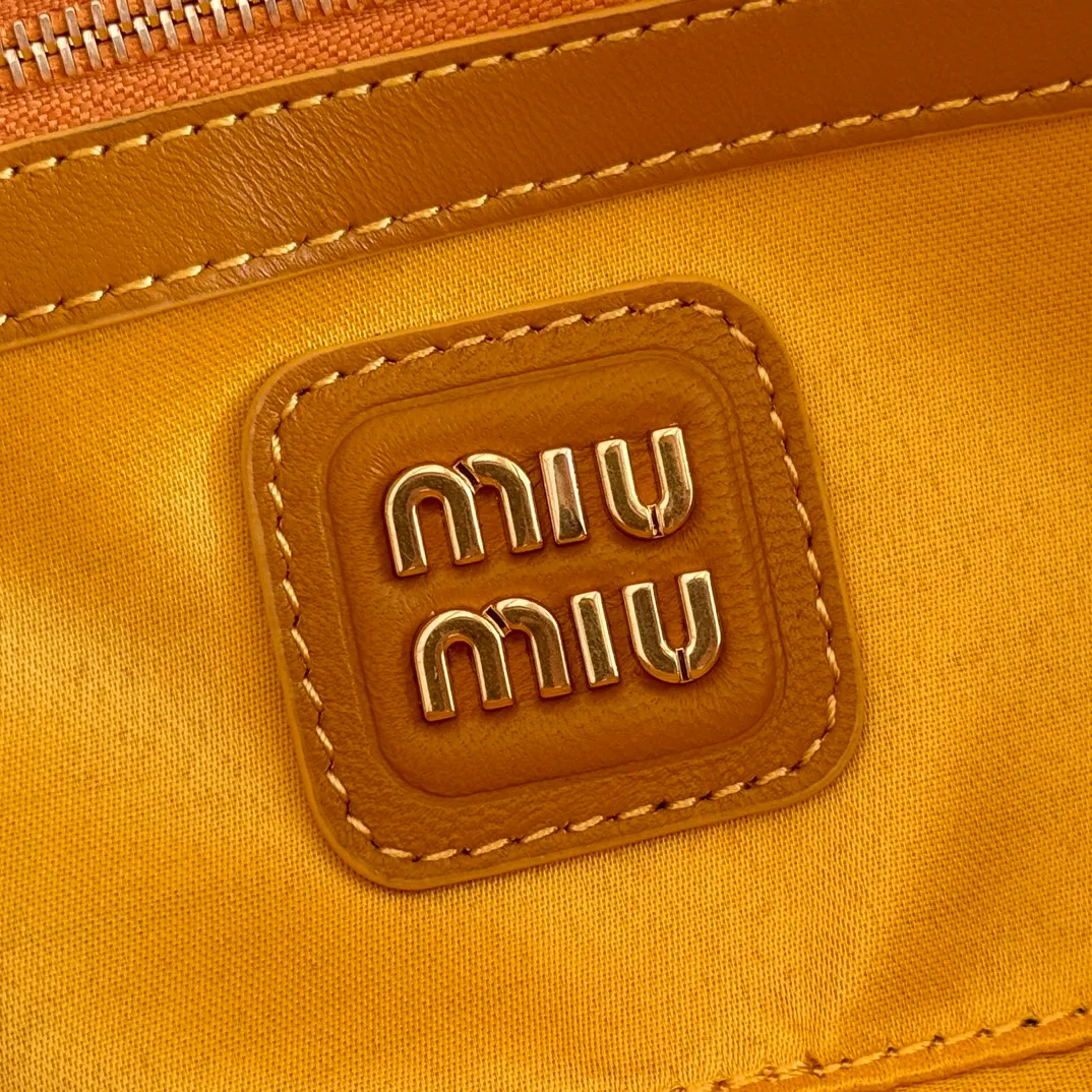 💋💋💋p1600【Premium hardware original leather】Arcadie cow leather medium (27cm) bowling handbag/crossbody bag ~ cognac color cowhide This Arcadic handbag demonstrates the unique concept that fashion is a tool that translates the reflection of reality into material form. The letter logo that complements the finish of the metal hardware accessories is exquisitely crafted and demonstrates a highly recognizable classic style. Dynamic and elegant lines with adjustable and detachable shoulder straps present a practical and versatile design with modern charm. ～Detachable and adjustable shoulder strap ～Zipper closure ～Painted metal letter logo on the front ～Lined with zippered pocket ～Comes with foot studs Size: W27×H12×D9cm No.: 5BB148