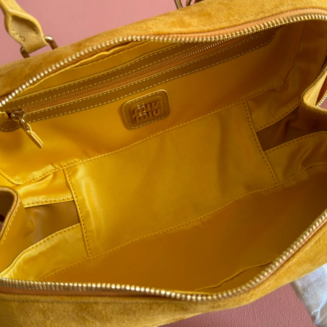 💋💋💋p1600【Premium hardware original leather】Arcadie cow leather medium (27cm) bowling handbag/crossbody bag ~ cognac color cowhide This Arcadic handbag demonstrates the unique concept that fashion is a tool that translates the reflection of reality into material form. The letter logo that complements the finish of the metal hardware accessories is exquisitely crafted and demonstrates a highly recognizable classic style. Dynamic and elegant lines with adjustable and detachable shoulder straps present a practical and versatile design with modern charm. ～Detachable and adjustable shoulder strap ～Zipper closure ～Painted metal letter logo on the front ～Lined with zippered pocket ～Comes with foot studs Size: W27×H12×D9cm No.: 5BB148