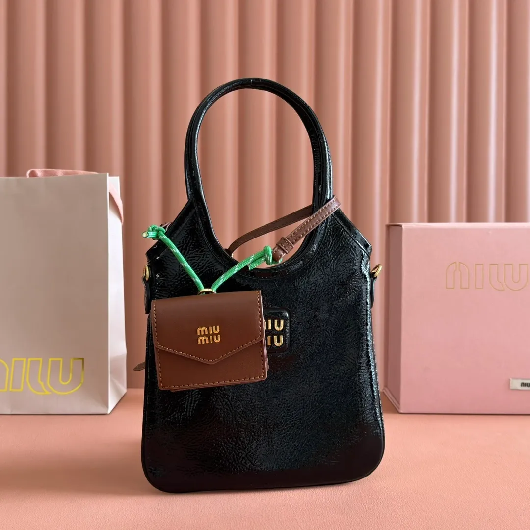 💋💋💋miumiu cowhide key chain, counter-synchronized, original customization, the most beautiful item, full of high-end feel, the overall details are very surprising, elegant and fashionable, highlighting the French elegance.