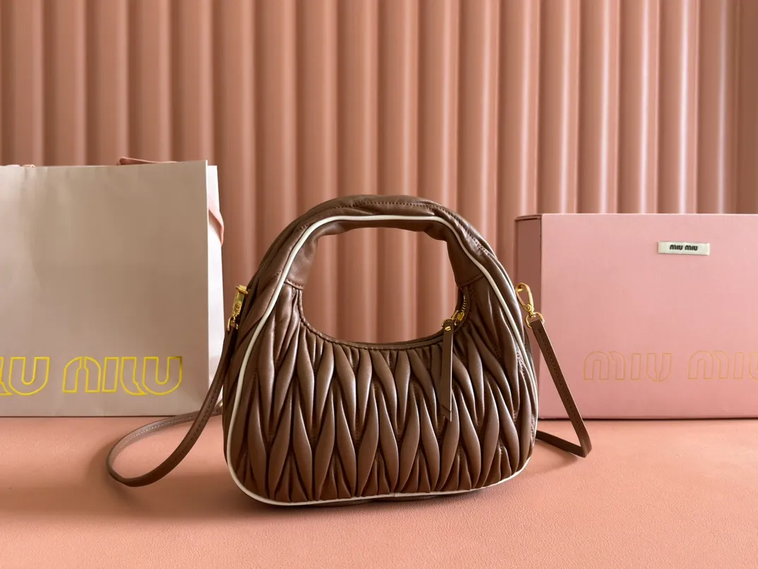 p1560💋💋💋【Premium hardware original leather】Wander Matelasse sheep leather Hobo handbag/crossbody bag ~ Wander handbag has become one of the classic accessories. This mini handbag is made of Matalasse sheep leather, using exquisite craftsmanship to create a three-dimensional effect, showing exquisite elegance. Presenting the Hobo bag style, blending retro style and modern elegance, it has become a new synonym for modern femininity. ～Golden hardware ～Zipper closure ～Metal lettering logo on the front ～Cotton satin lining Size: W20×H17×D6cm Number: _5BC125