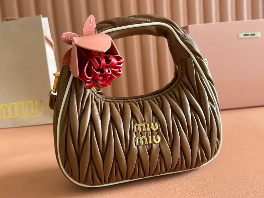 p1560💋💋💋【Premium hardware original leather】Wander Matelasse sheep leather Hobo handbag/crossbody bag ~ Wander handbag has become one of the classic accessories. This mini handbag is made of Matalasse sheep leather, using exquisite craftsmanship to create a three-dimensional effect, showing exquisite elegance. Presenting the Hobo bag style, blending retro style and modern elegance, it has become a new synonym for modern femininity. ～Golden hardware ～Zipper closure ～Metal lettering logo on the front ～Cotton satin lining Size: W20×H17×D6cm Number: _5BC125