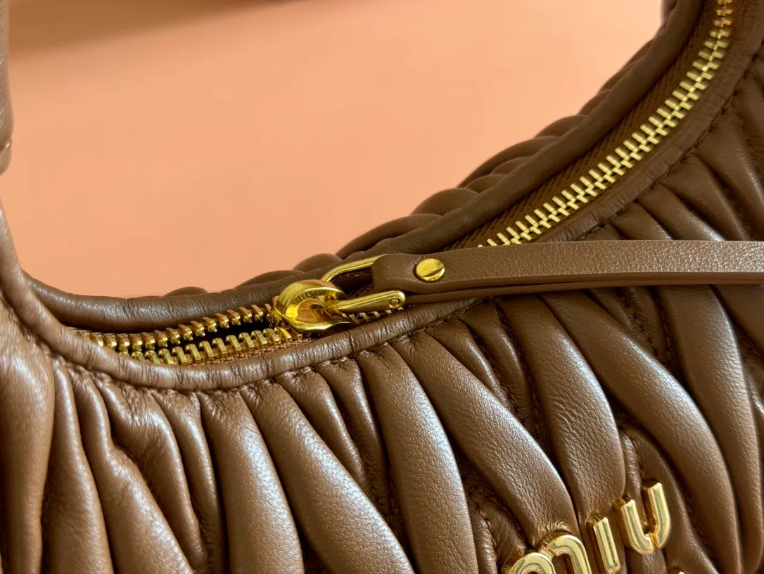 p1560💋💋💋【Premium hardware original leather】Wander Matelasse sheep leather Hobo handbag/crossbody bag ~ Wander handbag has become one of the classic accessories. This mini handbag is made of Matalasse sheep leather, using exquisite craftsmanship to create a three-dimensional effect, showing exquisite elegance. Presenting the Hobo bag style, blending retro style and modern elegance, it has become a new synonym for modern femininity. ～Golden hardware ～Zipper closure ～Metal lettering logo on the front ～Cotton satin lining Size: W20×H17×D6cm Number: _5BC125