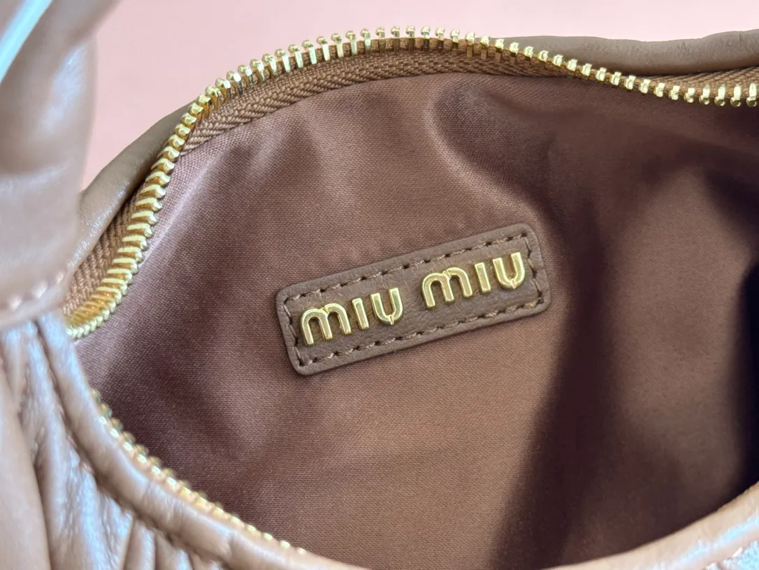 p1560💋💋💋【Premium hardware original leather】Wander Matelasse sheep leather Hobo handbag/crossbody bag ~ Wander handbag has become one of the classic accessories. This mini handbag is made of Matalasse sheep leather, using exquisite craftsmanship to create a three-dimensional effect, showing exquisite elegance. Presenting the Hobo bag style, blending retro style and modern elegance, it has become a new synonym for modern femininity. ～Golden hardware ～Zipper closure ～Metal lettering logo on the front ～Cotton satin lining Size: W20×H17×D6cm Number: _5BC125