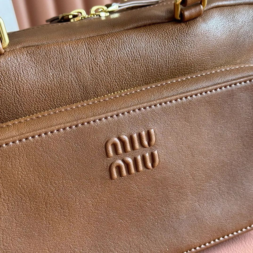 p2460 [equipped with full set of counter packaging] 5BB175Miu new product special style second-hand motorcycle bag, made with ultra-heavy workmanship, using soft washed Naa leather version to further sublimate, presenting a versatile retro style, multiple pockets and exquisite hardware accessories highlight texture and practicality, continuing Miu is eclectic, bold and innovative, with a lazy yet natural and free style. It has a distinctive personality and can handle various styles. It is an excellent choice for work, commuting and traveling. The capacity is quite light, size: 32X15.5X11CM