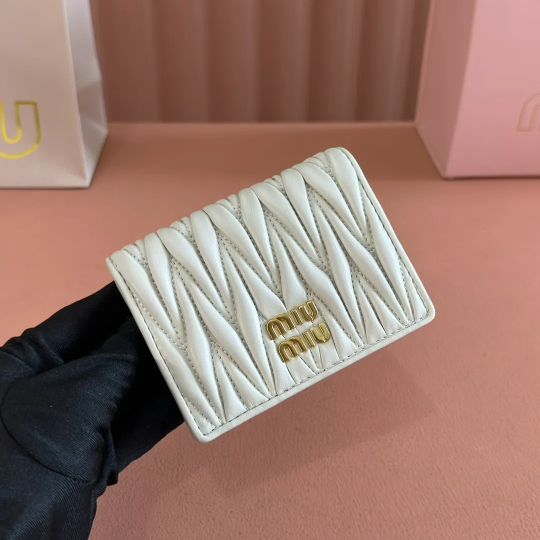 p460. 💋💋💋【Full set of packaging at the counter】🔥 MM latest version pocket wallet💗pocket Wallet💗New small wallet at the counter🔥Model: 5MV204 white🆕🆕💃💃It is made of imported top-grade sheepskin inside and outside🐮💞Hundred-yuan bills, bank cards, coins, and change can all be stored in it💅💅Size: 11.5 X8 cm.
