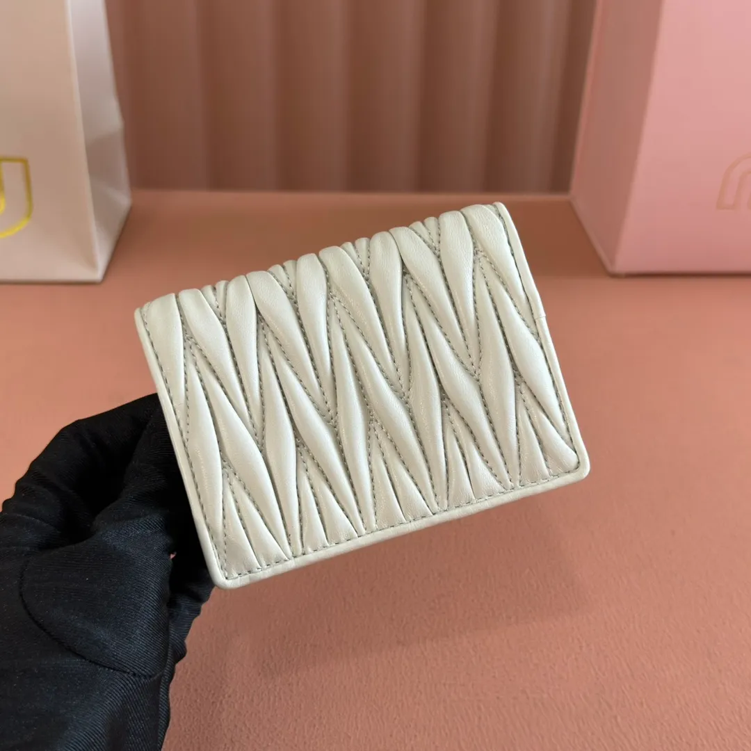 p460. 💋💋💋【Full set of packaging at the counter】🔥 MM latest version pocket wallet💗pocket Wallet💗New small wallet at the counter🔥Model: 5MV204 white🆕🆕💃💃It is made of imported top-grade sheepskin inside and outside🐮💞Hundred-yuan bills, bank cards, coins, and change can all be stored in it💅💅Size: 11.5 X8 cm.