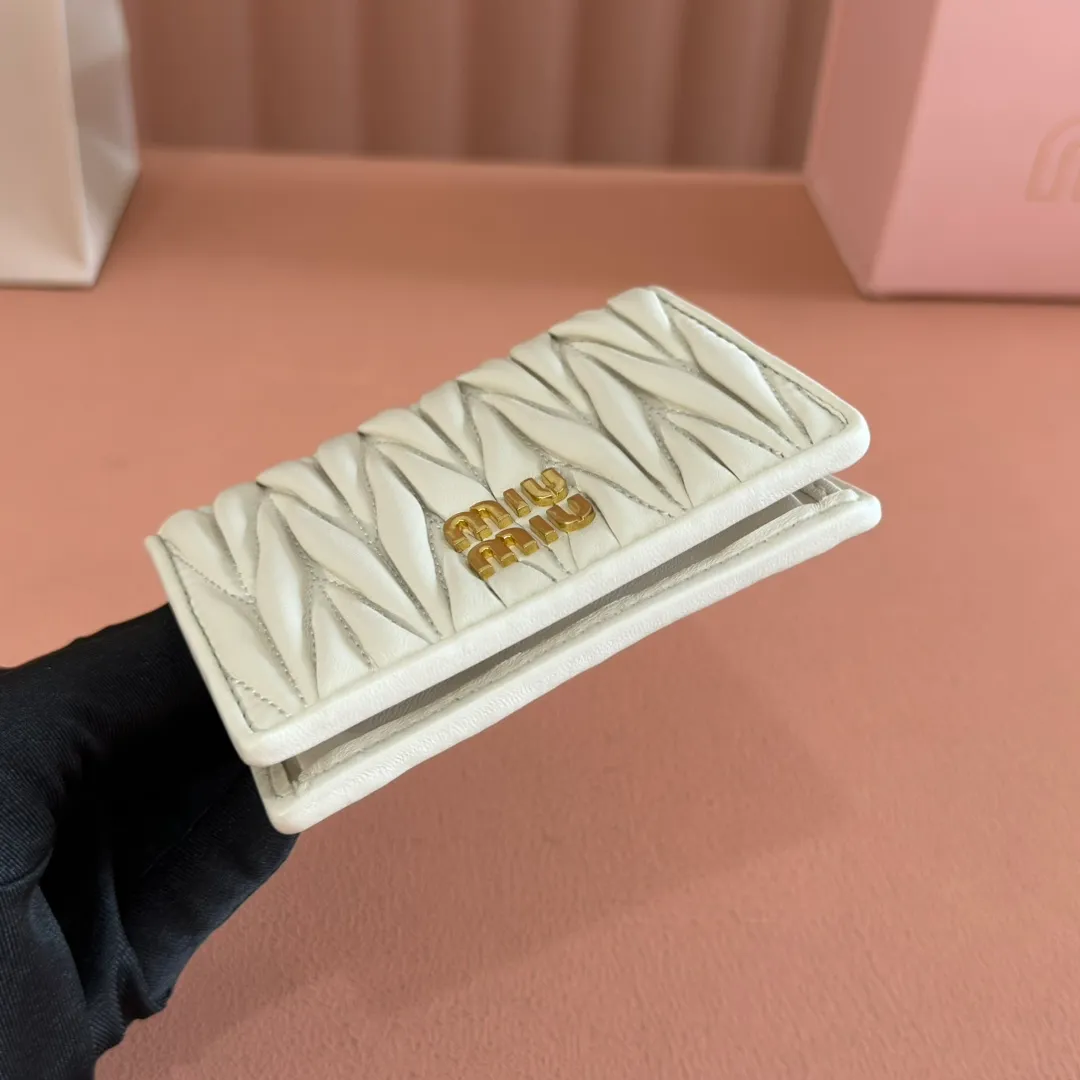 p460. 💋💋💋【Full set of packaging at the counter】🔥 MM latest version pocket wallet💗pocket Wallet💗New small wallet at the counter🔥Model: 5MV204 white🆕🆕💃💃It is made of imported top-grade sheepskin inside and outside🐮💞Hundred-yuan bills, bank cards, coins, and change can all be stored in it💅💅Size: 11.5 X8 cm.
