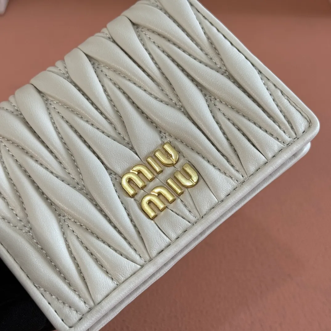 p460. 💋💋💋【Full set of packaging at the counter】🔥 MM latest version pocket wallet💗pocket Wallet💗New small wallet at the counter🔥Model: 5MV204 white🆕🆕💃💃It is made of imported top-grade sheepskin inside and outside🐮💞Hundred-yuan bills, bank cards, coins, and change can all be stored in it💅💅Size: 11.5 X8 cm.