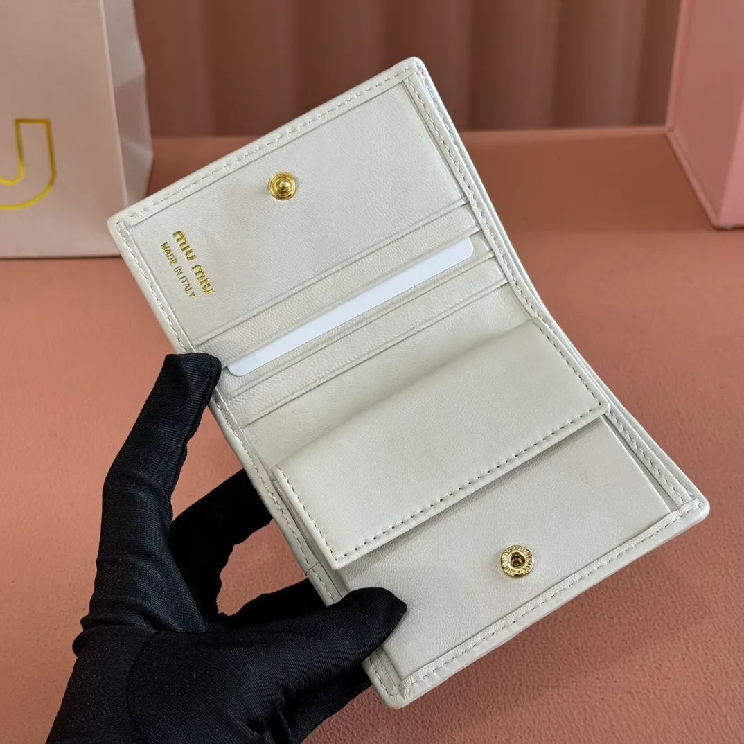p460. 💋💋💋【Full set of packaging at the counter】🔥 MM latest version pocket wallet💗pocket Wallet💗New small wallet at the counter🔥Model: 5MV204 white🆕🆕💃💃It is made of imported top-grade sheepskin inside and outside🐮💞Hundred-yuan bills, bank cards, coins, and change can all be stored in it💅💅Size: 11.5 X8 cm.
