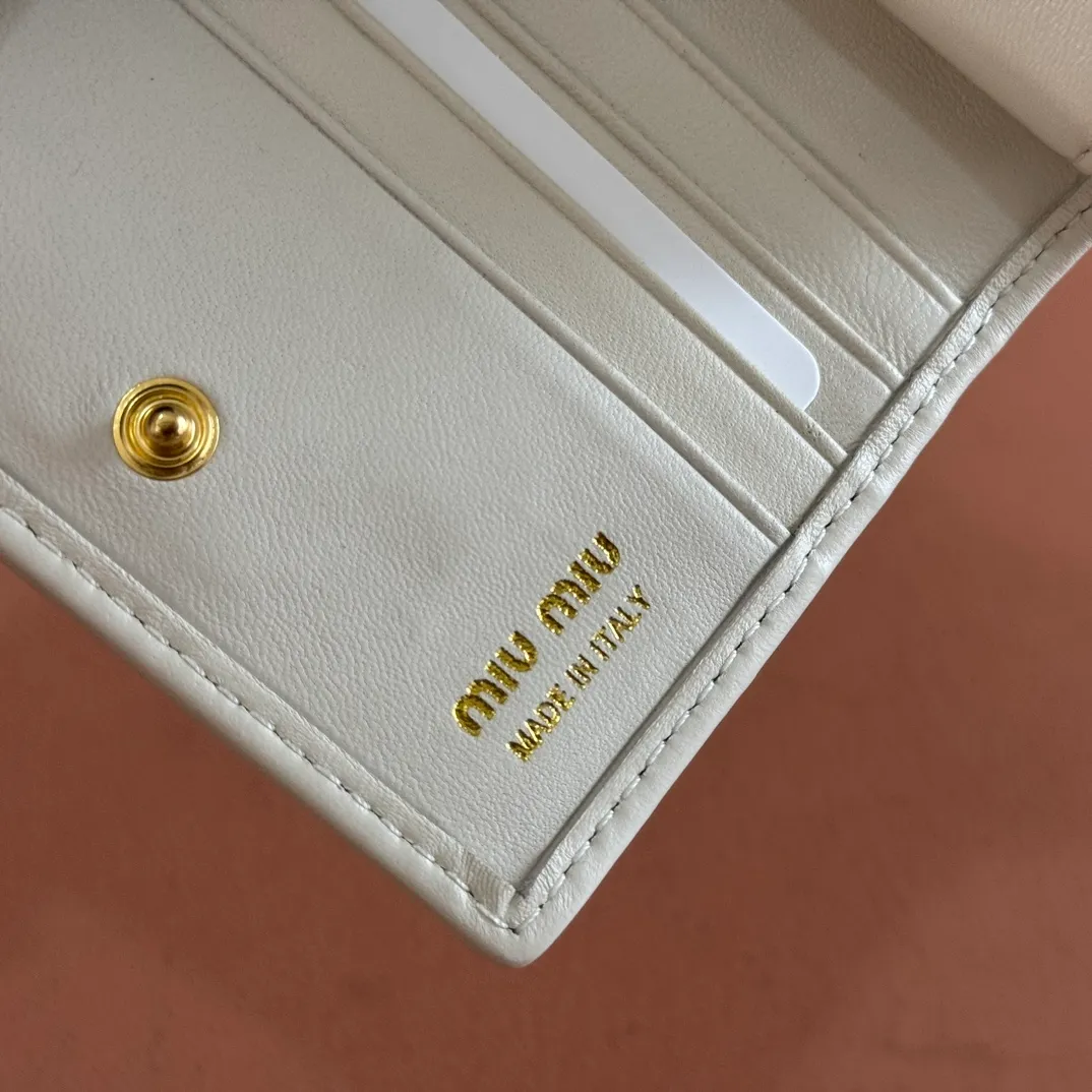 p460. 💋💋💋【Full set of packaging at the counter】🔥 MM latest version pocket wallet💗pocket Wallet💗New small wallet at the counter🔥Model: 5MV204 white🆕🆕💃💃It is made of imported top-grade sheepskin inside and outside🐮💞Hundred-yuan bills, bank cards, coins, and change can all be stored in it💅💅Size: 11.5 X8 cm.