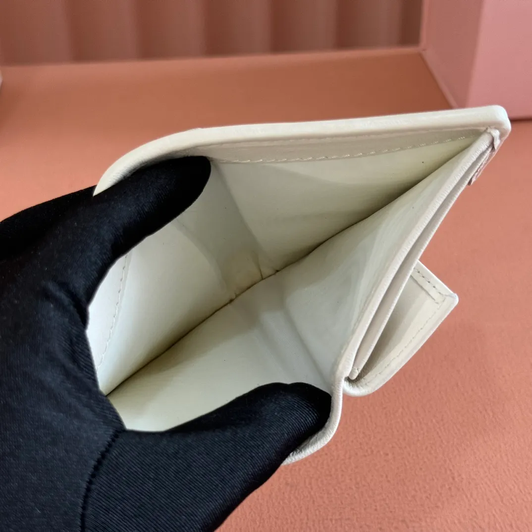 p460. 💋💋💋【Full set of packaging at the counter】🔥 MM latest version pocket wallet💗pocket Wallet💗New small wallet at the counter🔥Model: 5MV204 white🆕🆕💃💃It is made of imported top-grade sheepskin inside and outside🐮💞Hundred-yuan bills, bank cards, coins, and change can all be stored in it💅💅Size: 11.5 X8 cm.
