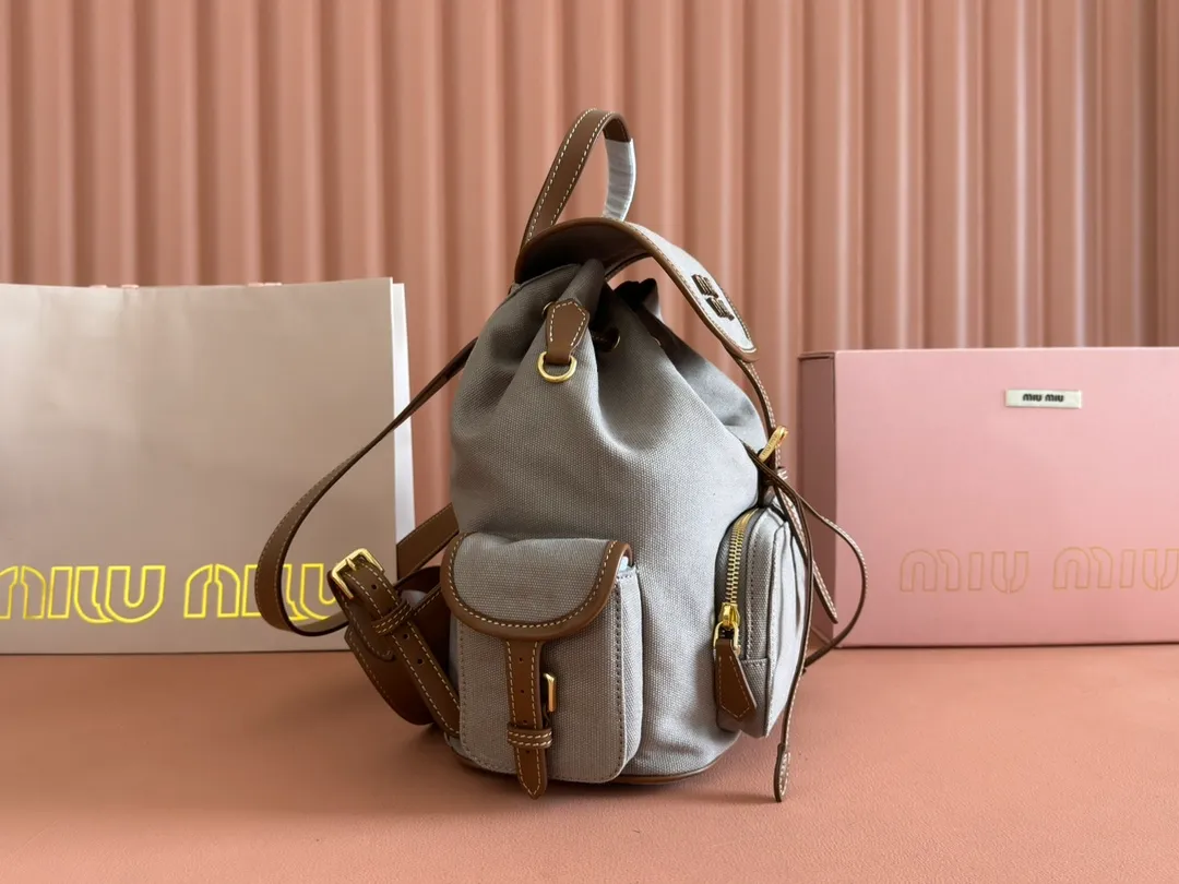 p1660. 💋💋💋【Configured with full package at counter】MIU Home new product college style backpack, the perfect combination of canvas and imported calfskin, thick wear-resistant linen blend lining, adopts a casual design style, fashionable, simple and advanced, combined with exquisite handcrafts, adding multiple pockets for storage, the shoulder strap and hand bag can be freely converted, which is a great convenience Improved practicality, it is simply a tool for dressing. It can be worn with jeans, shirts or various casual sportswear. It is a very good item to wear, especially the capacity is large enough and it is light and easy to use. I highly recommend it. Model: 5bz042, size 29.5x25x12.5cm