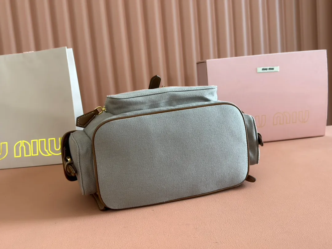 p1660. 💋💋💋【Configured with full package at counter】MIU Home new product college style backpack, the perfect combination of canvas and imported calfskin, thick wear-resistant linen blend lining, adopts a casual design style, fashionable, simple and advanced, combined with exquisite handcrafts, adding multiple pockets for storage, the shoulder strap and hand bag can be freely converted, which is a great convenience Improved practicality, it is simply a tool for dressing. It can be worn with jeans, shirts or various casual sportswear. It is a very good item to wear, especially the capacity is large enough and it is light and easy to use. I highly recommend it. Model: 5bz042, size 29.5x25x12.5cm