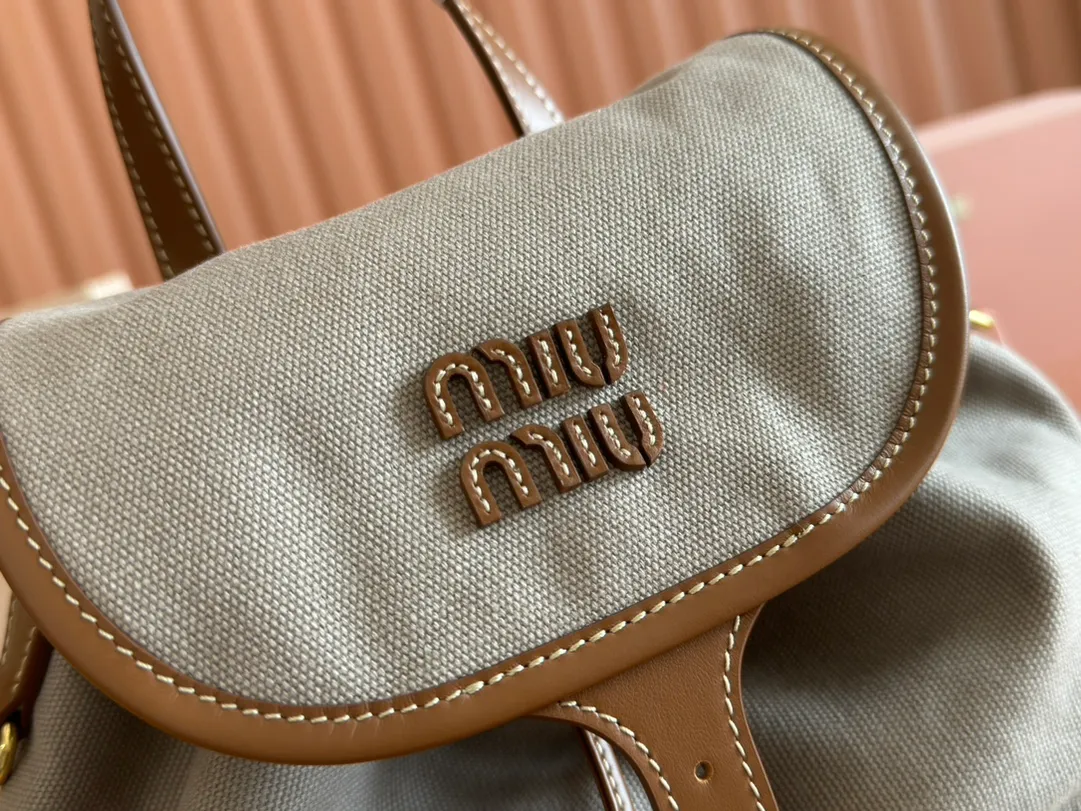 p1660. 💋💋💋【Configured with full package at counter】MIU Home new product college style backpack, the perfect combination of canvas and imported calfskin, thick wear-resistant linen blend lining, adopts a casual design style, fashionable, simple and advanced, combined with exquisite handcrafts, adding multiple pockets for storage, the shoulder strap and hand bag can be freely converted, which is a great convenience Improved practicality, it is simply a tool for dressing. It can be worn with jeans, shirts or various casual sportswear. It is a very good item to wear, especially the capacity is large enough and it is light and easy to use. I highly recommend it. Model: 5bz042, size 29.5x25x12.5cm
