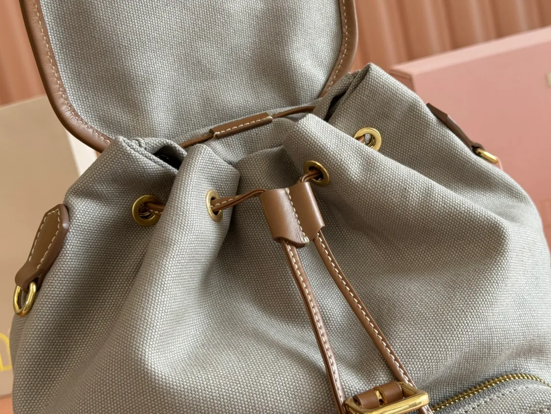 p1660. 💋💋💋【Configured with full package at counter】MIU Home new product college style backpack, the perfect combination of canvas and imported calfskin, thick wear-resistant linen blend lining, adopts a casual design style, fashionable, simple and advanced, combined with exquisite handcrafts, adding multiple pockets for storage, the shoulder strap and hand bag can be freely converted, which is a great convenience Improved practicality, it is simply a tool for dressing. It can be worn with jeans, shirts or various casual sportswear. It is a very good item to wear, especially the capacity is large enough and it is light and easy to use. I highly recommend it. Model: 5bz042, size 29.5x25x12.5cm