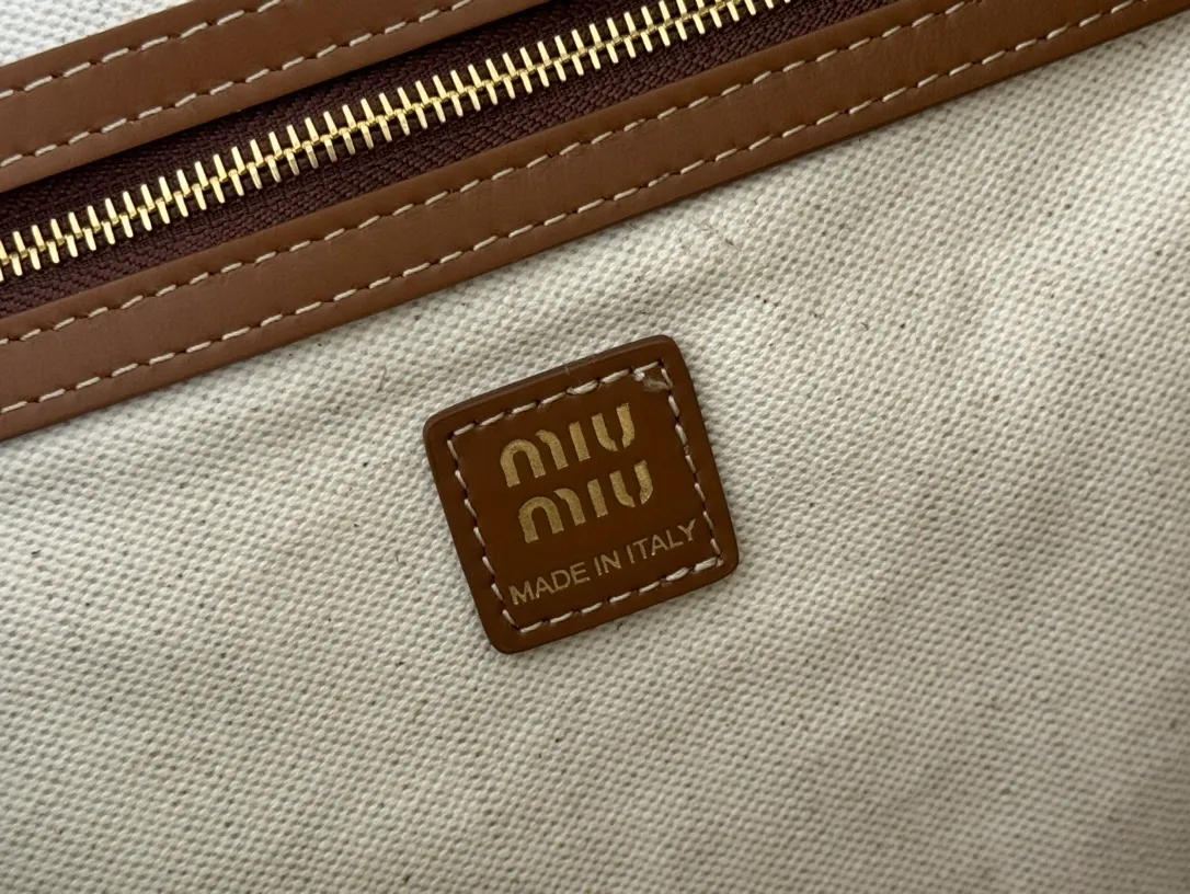 p1660. 💋💋💋【Configured with full package at counter】MIU Home new product college style backpack, the perfect combination of canvas and imported calfskin, thick wear-resistant linen blend lining, adopts a casual design style, fashionable, simple and advanced, combined with exquisite handcrafts, adding multiple pockets for storage, the shoulder strap and hand bag can be freely converted, which is a great convenience Improved practicality, it is simply a tool for dressing. It can be worn with jeans, shirts or various casual sportswear. It is a very good item to wear, especially the capacity is large enough and it is light and easy to use. I highly recommend it. Model: 5bz042, size 29.5x25x12.5cm