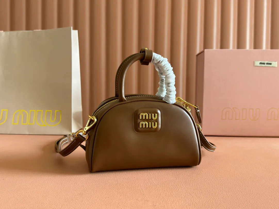 p1400💋💋💋 Equipped with a full set of packaging at the counter [Special Grade Hardware Original Leather] Cow Leather Handbag/Crossbody Bag ~ This design reinterprets the classic handbag, with a modern style that is elegant and versatile. Made from soft leather and crafted with exquisite craftsmanship. The letter logo adds unique classic style and recognition. Size: W18×H11.5×D8cm No.: _5BP170