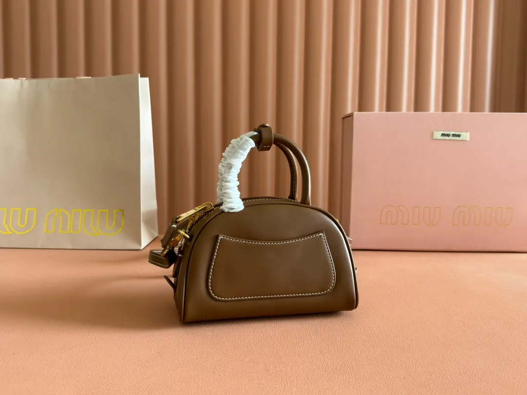 p1400💋💋💋 Equipped with a full set of packaging at the counter [Special Grade Hardware Original Leather] Cow Leather Handbag/Crossbody Bag ~ This design reinterprets the classic handbag, with a modern style that is elegant and versatile. Made from soft leather and crafted with exquisite craftsmanship. The letter logo adds unique classic style and recognition. Size: W18×H11.5×D8cm No.: _5BP170