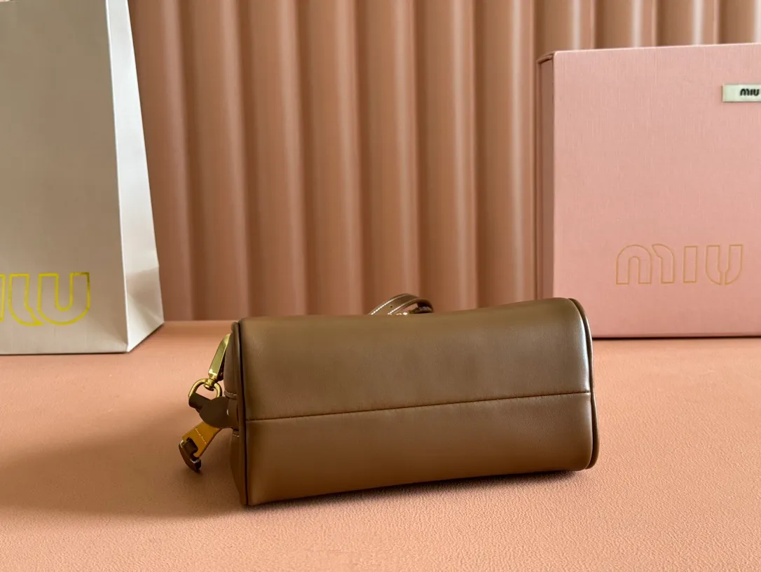 p1400💋💋💋 Equipped with a full set of packaging at the counter [Special Grade Hardware Original Leather] Cow Leather Handbag/Crossbody Bag ~ This design reinterprets the classic handbag, with a modern style that is elegant and versatile. Made from soft leather and crafted with exquisite craftsmanship. The letter logo adds unique classic style and recognition. Size: W18×H11.5×D8cm No.: _5BP170