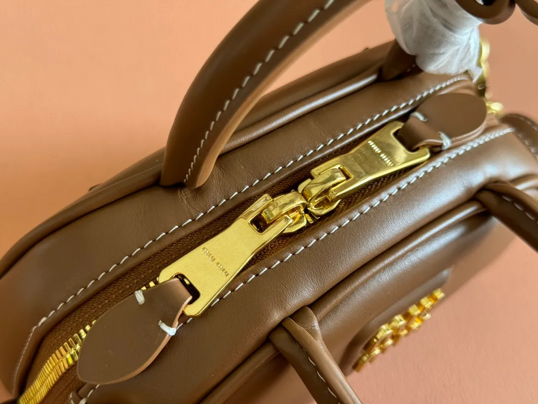 p1400💋💋💋 Equipped with a full set of packaging at the counter [Special Grade Hardware Original Leather] Cow Leather Handbag/Crossbody Bag ~ This design reinterprets the classic handbag, with a modern style that is elegant and versatile. Made from soft leather and crafted with exquisite craftsmanship. The letter logo adds unique classic style and recognition. Size: W18×H11.5×D8cm No.: _5BP170