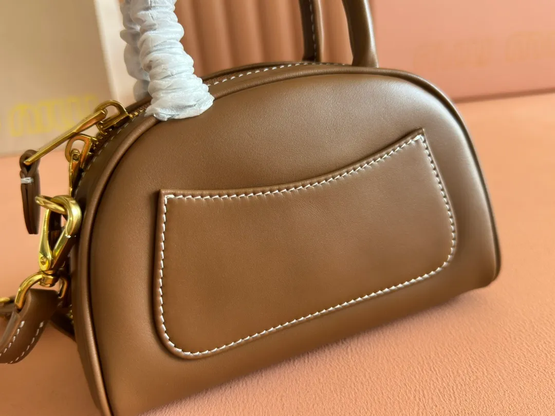 p1400💋💋💋 Equipped with a full set of packaging at the counter [Special Grade Hardware Original Leather] Cow Leather Handbag/Crossbody Bag ~ This design reinterprets the classic handbag, with a modern style that is elegant and versatile. Made from soft leather and crafted with exquisite craftsmanship. The letter logo adds unique classic style and recognition. Size: W18×H11.5×D8cm No.: _5BP170